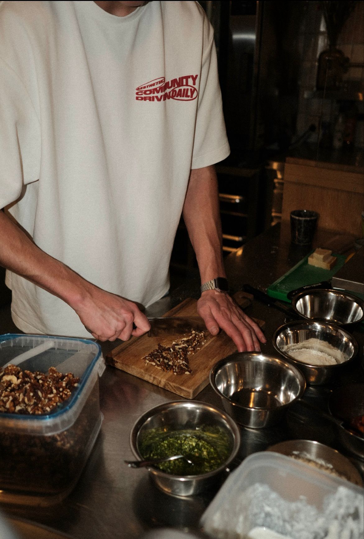 Guy cutting on a cutting board at JUULZ